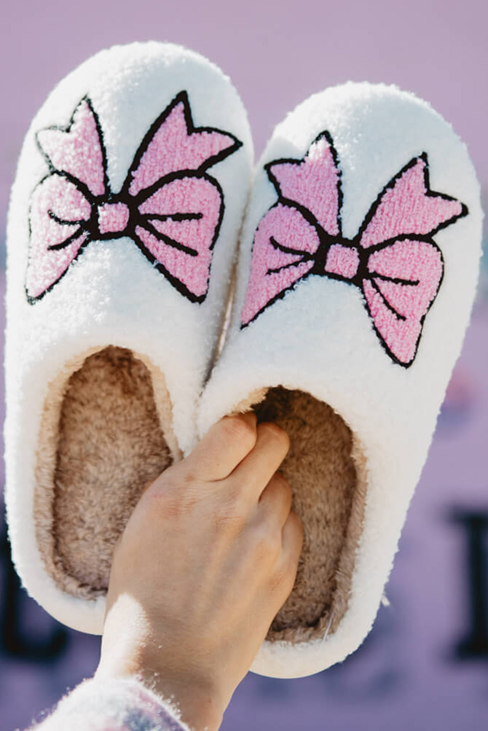 Pantuflas de invierno peludas con estampado de lazo blanco