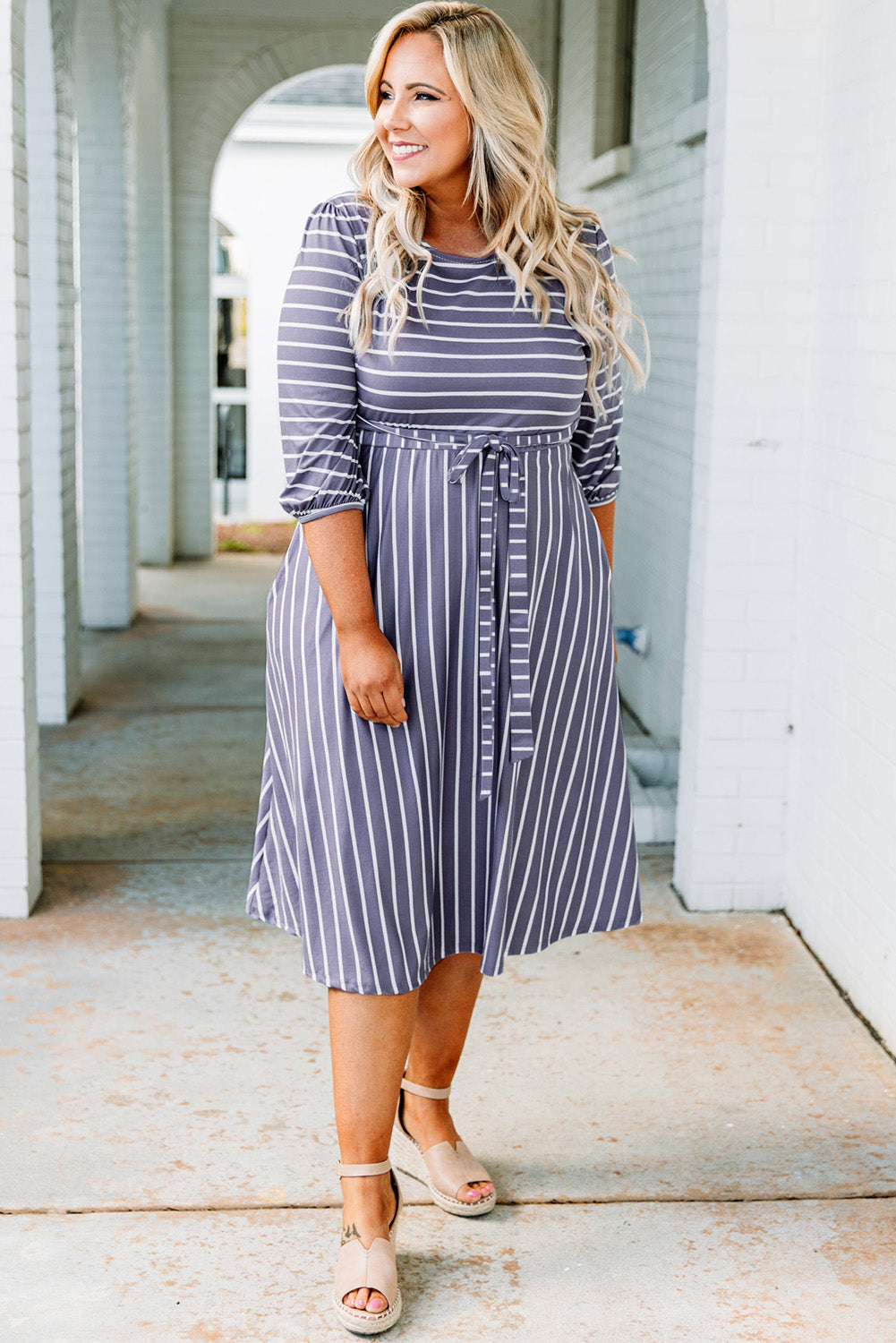 Vestido de talla grande con mangas 3/4 y cintura con lazo a rayas grises 