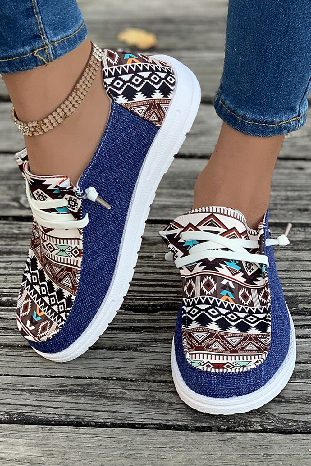 Zapatos de lona con cordones y diseño de patchwork azteca vintage en color azul Ashleigh