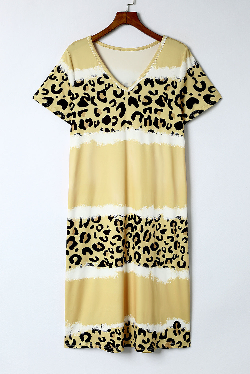 Vestido estilo camiseta con escote en V y bloques de color teñido anudado y estampado de leopardo en rosa