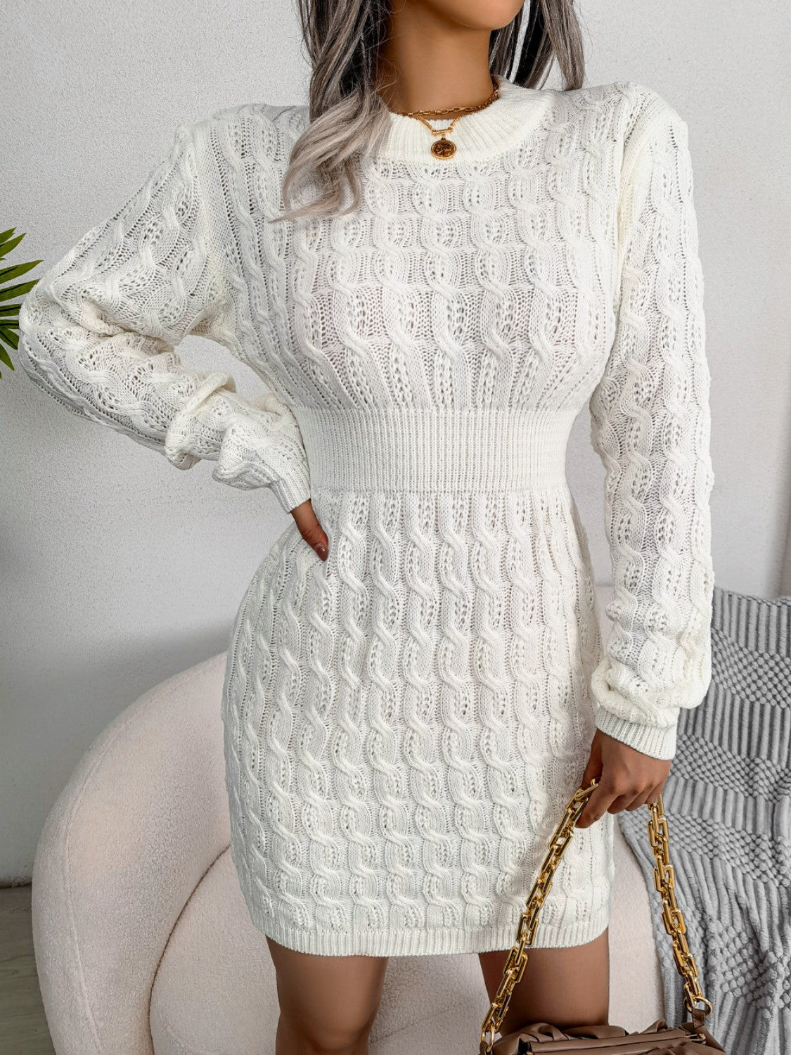 Vestido mini cruzado con cuello redondo y tejido de cable