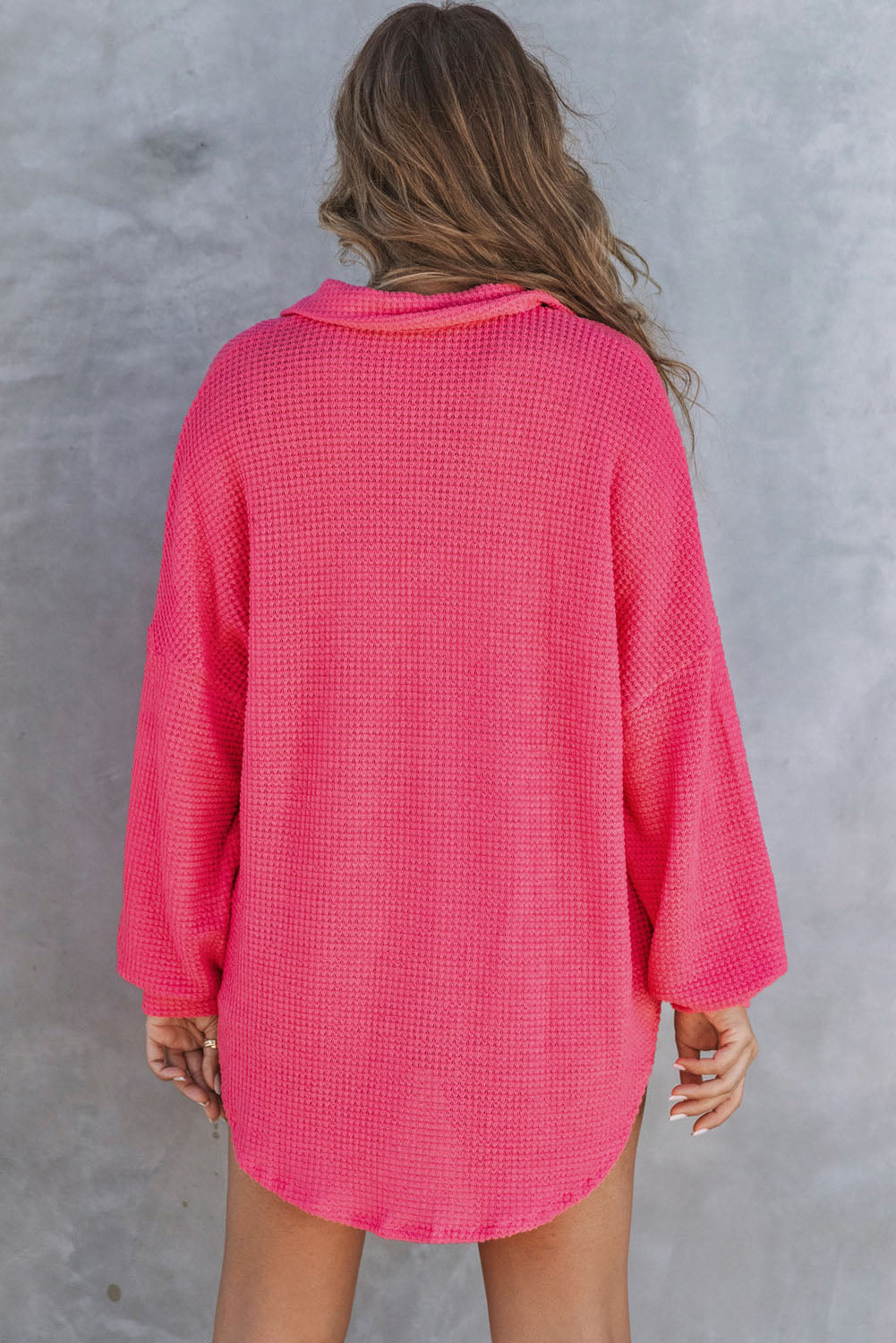 Blusa de punto gofre con botones en el frente y bolsillos de color rosa intenso