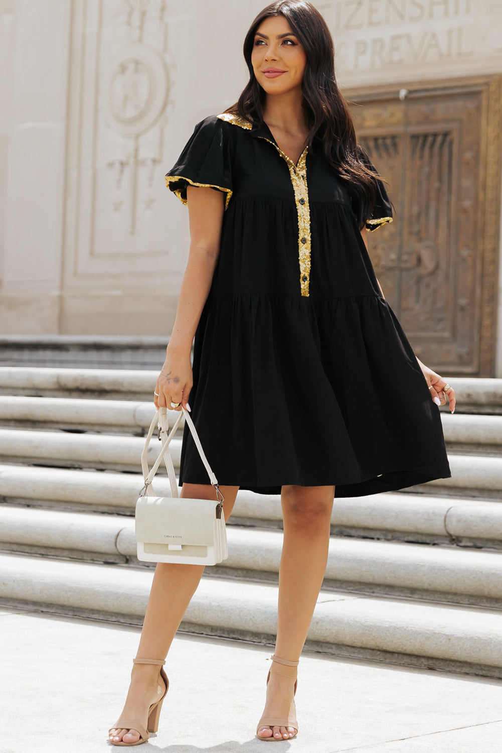 Vestido camisero para el día del juego con mangas abullonadas, color negro y ribete de lentejuelas doradas