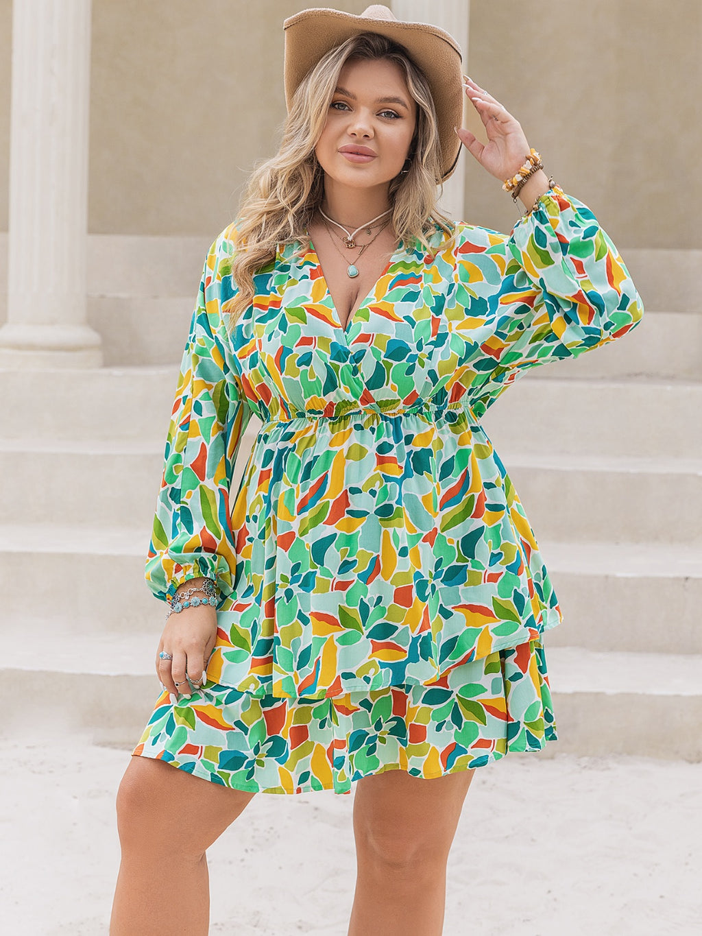 Vestido corto cruzado de manga larga con estampado de talla grande