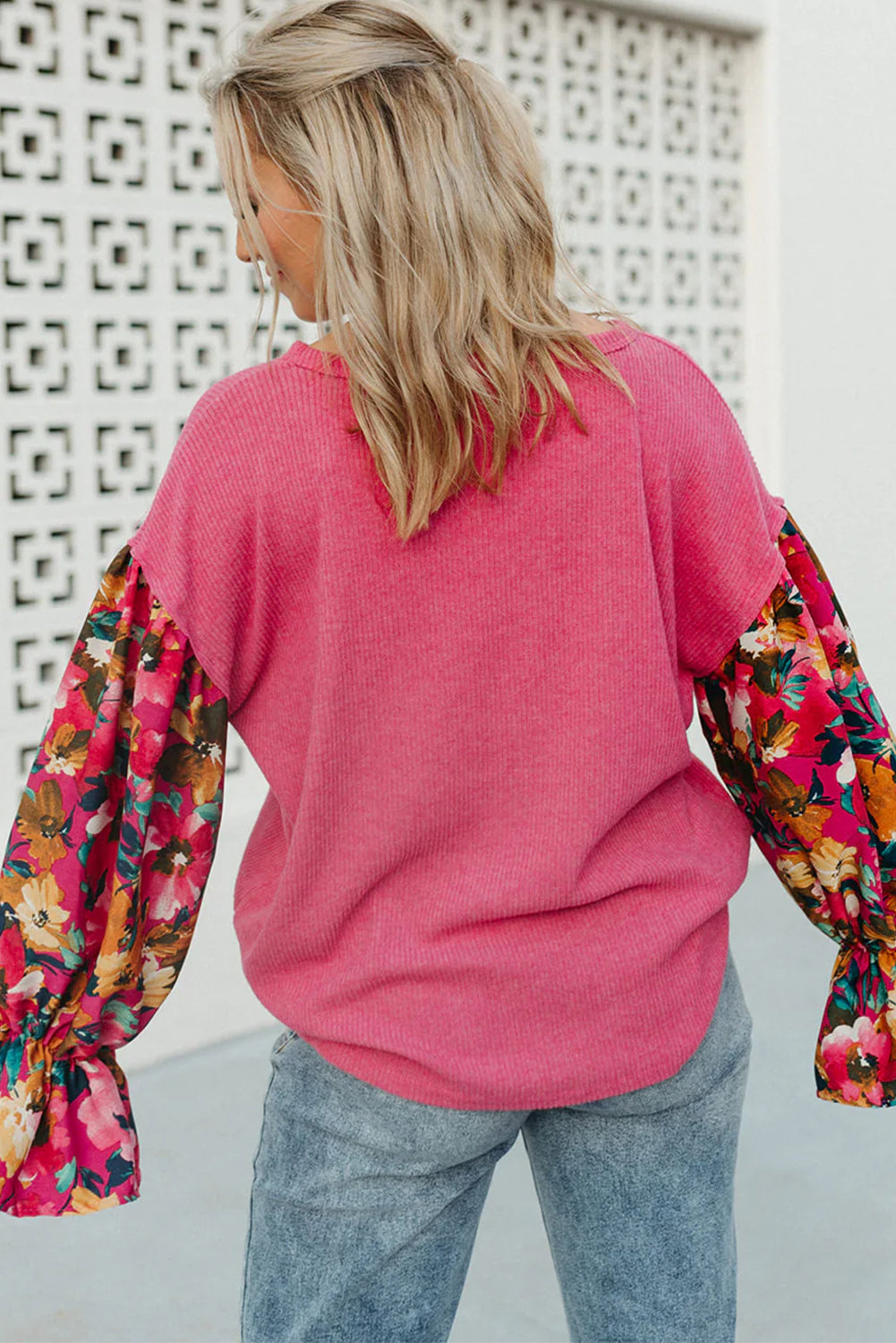 Blusa de punto con mangas con volantes y diseño de patchwork floral en color rosa brillante