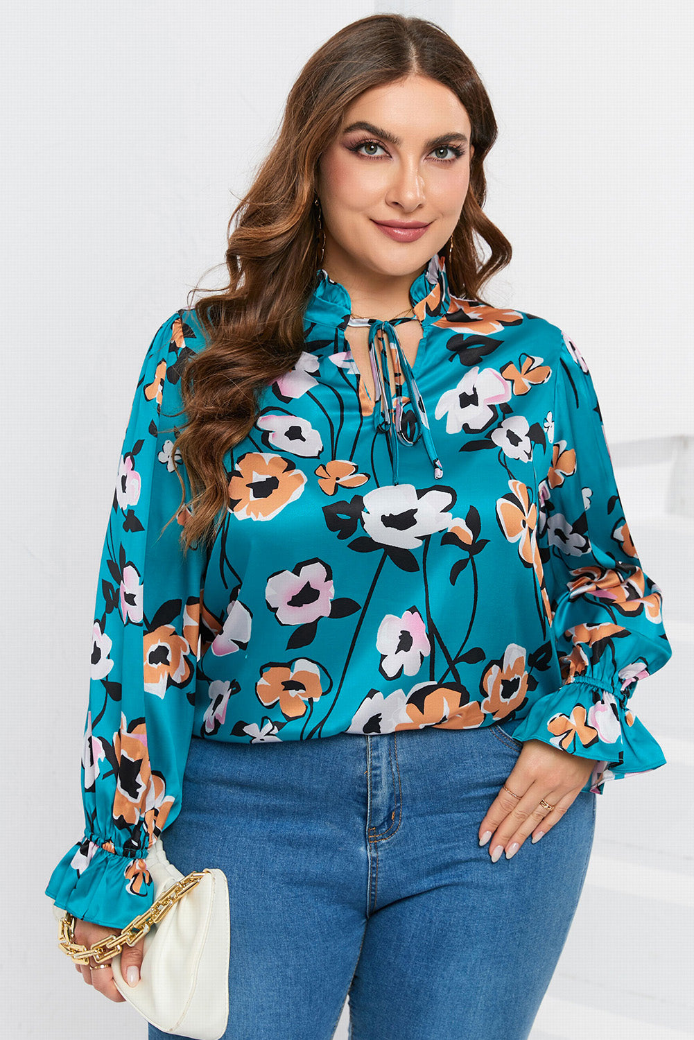 Blusa de talla grande con escote en V y estampado floral en azul cielo 