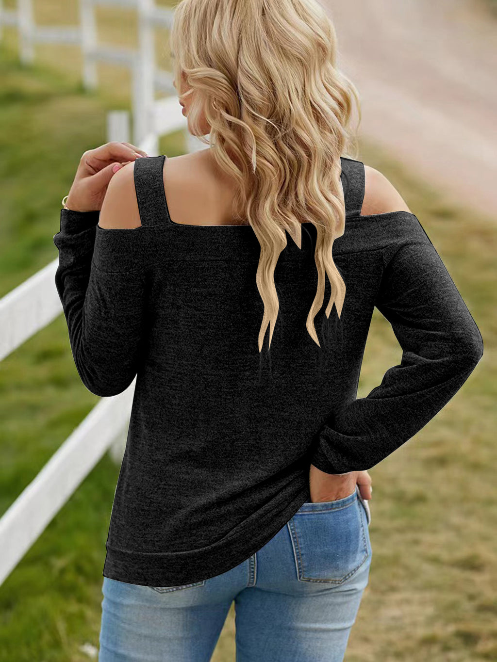 Blusa con hombros descubiertos y aberturas en talla grande