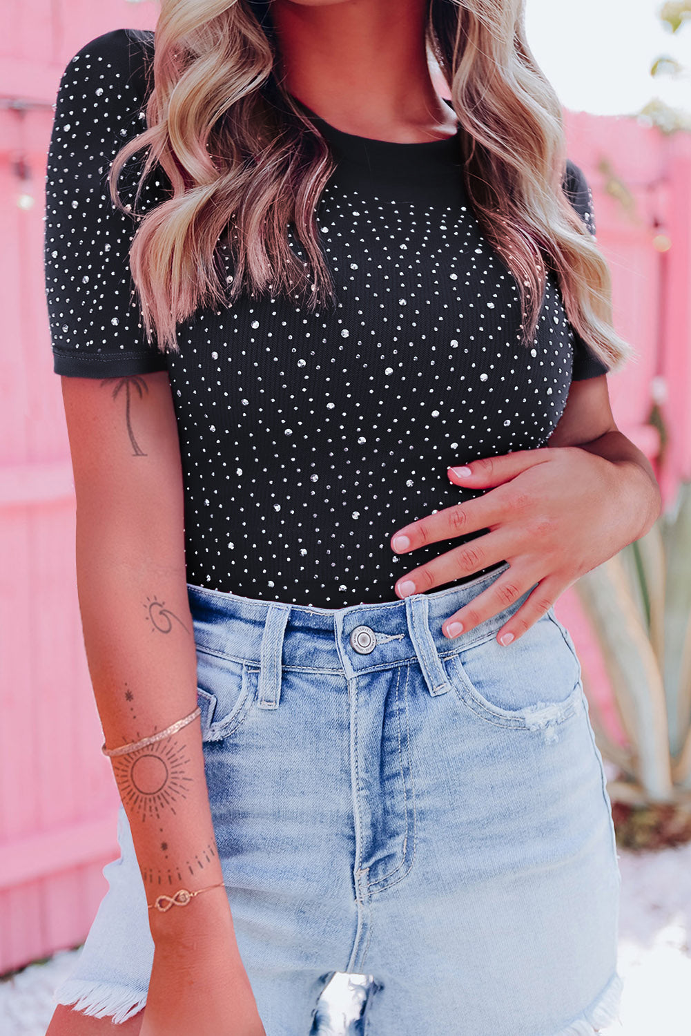 Body de manga corta con cuello redondo y diamantes de imitación negros