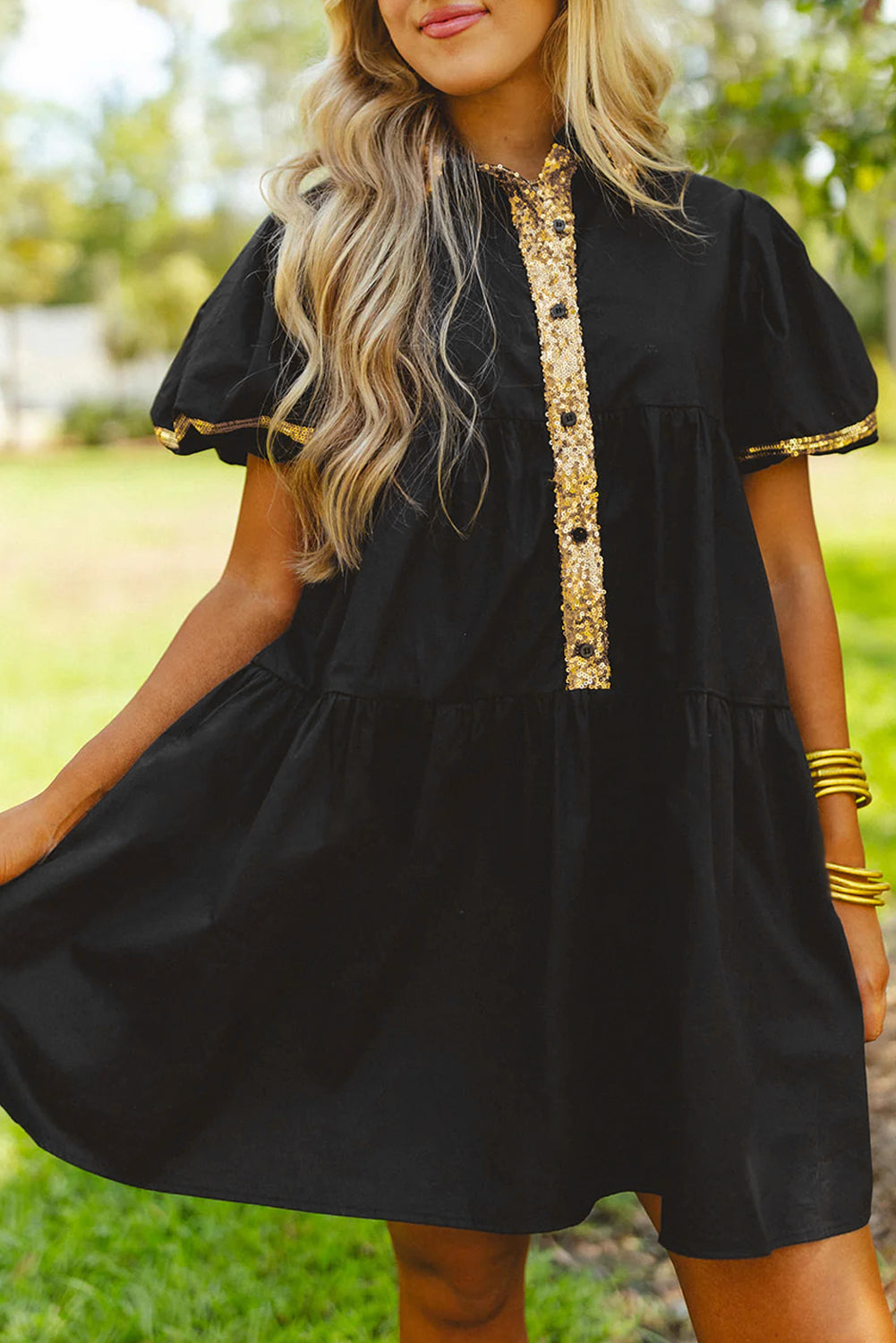 Vestido camisero para el día del juego con mangas abullonadas, color negro y ribete de lentejuelas doradas