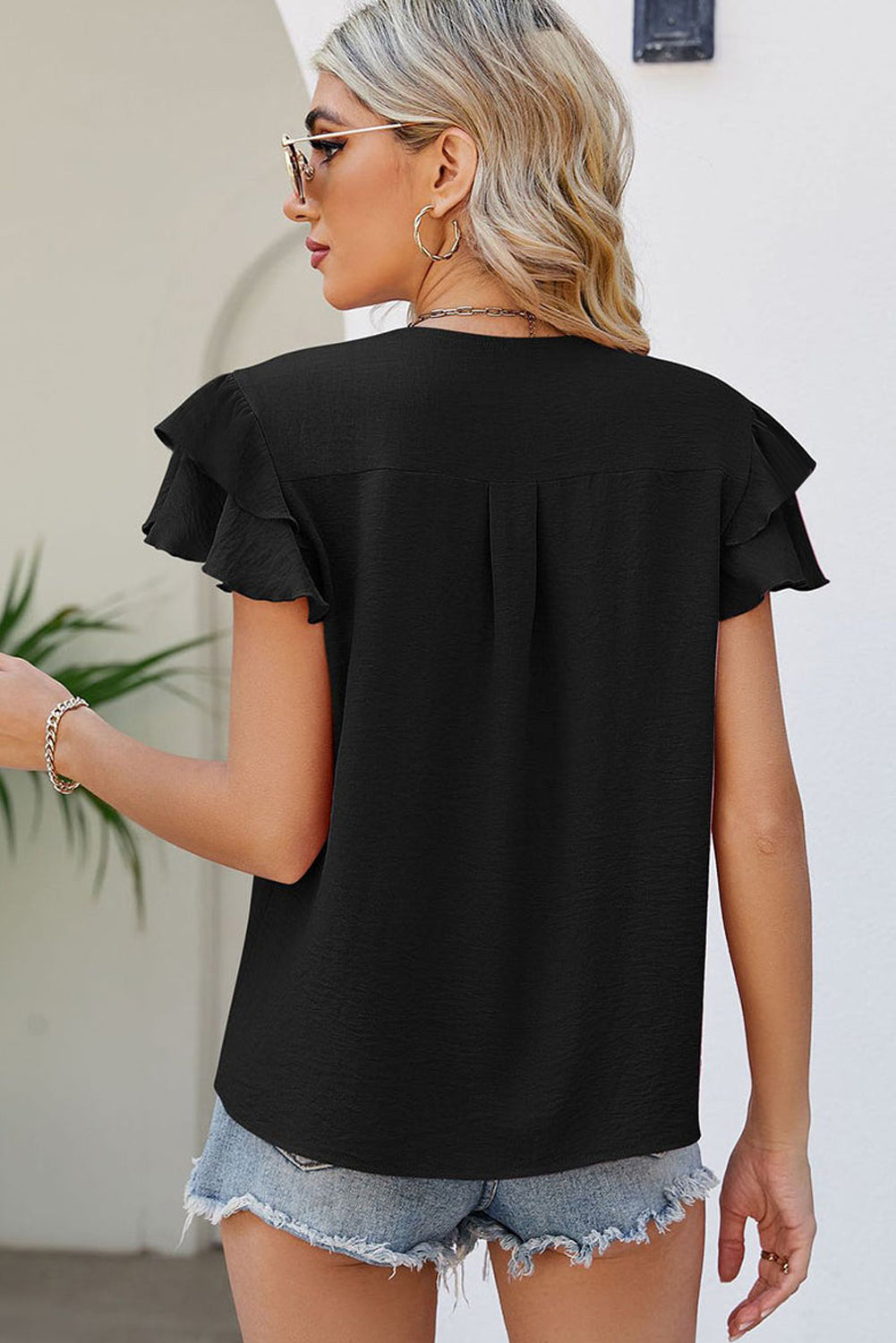 Blusa negra con cuello en V y mangas cortas con volantes en talla grande