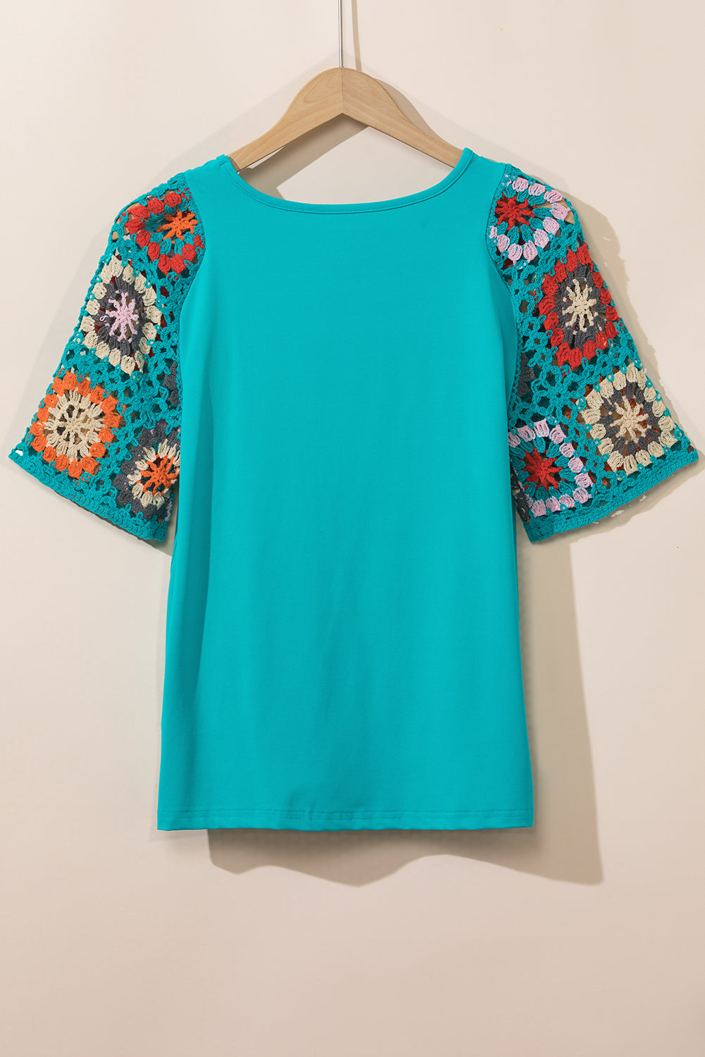 Camiseta con mangas de crochet y estampado floral ahuecado estilo boho turquesa