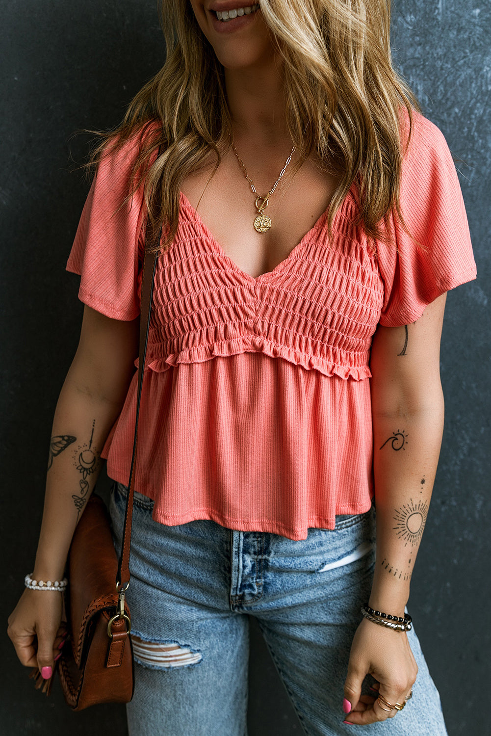 Blusa texturizada con mangas cortas con vuelo y escote en V fruncido en color rojo tomate