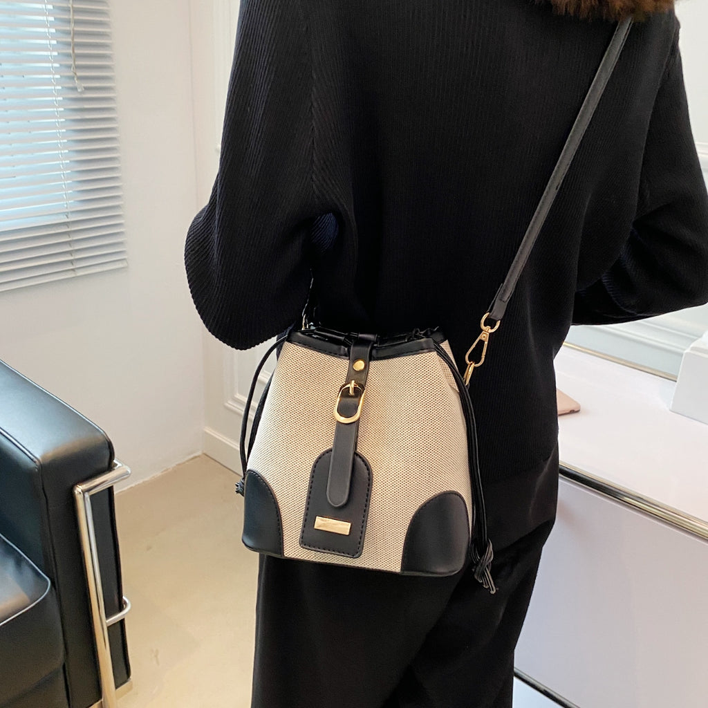 Bolso bandolera con correa ajustable y trenzada de paja