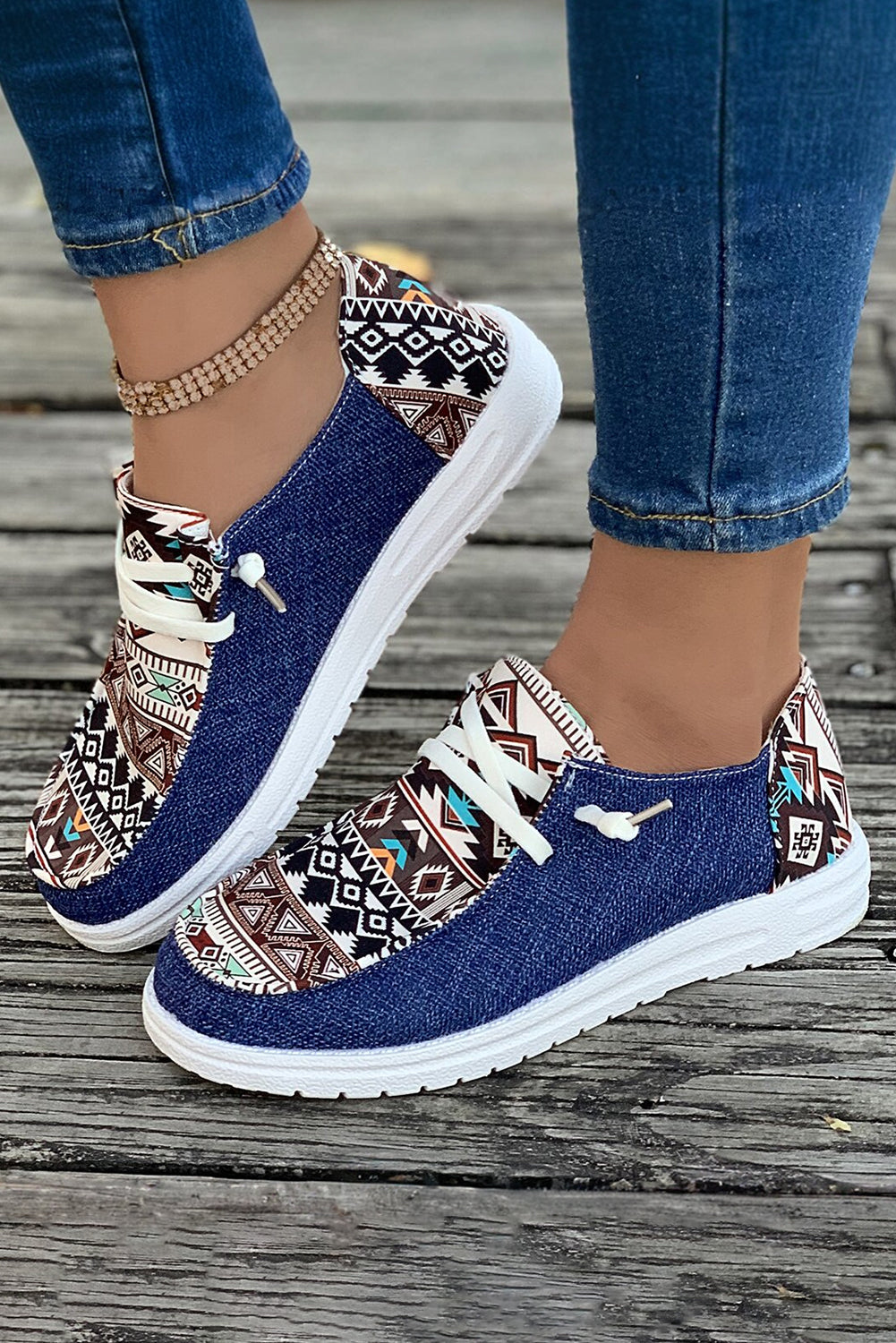 Zapatos de lona con cordones y diseño de patchwork azteca vintage en color azul Ashleigh