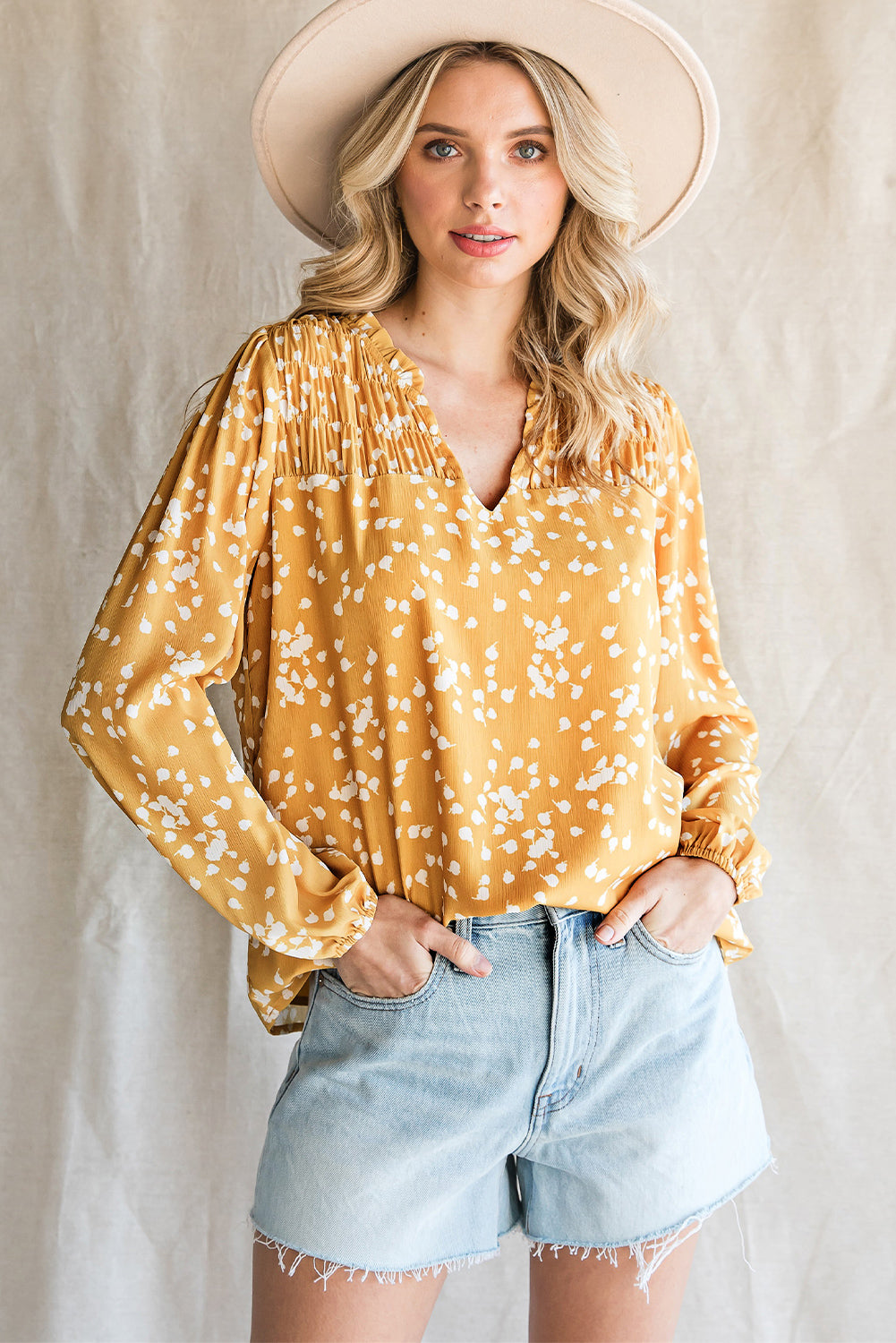 Blusa bohemia arrugada con escote en V dividido y volante amarillo