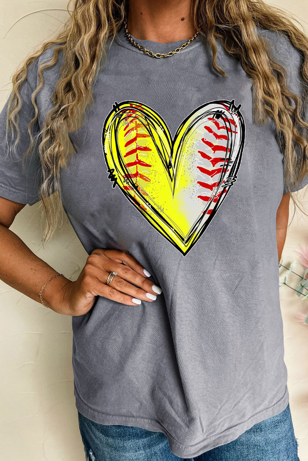 Camiseta de cuello redondo con estampado de corazón de béisbol gris