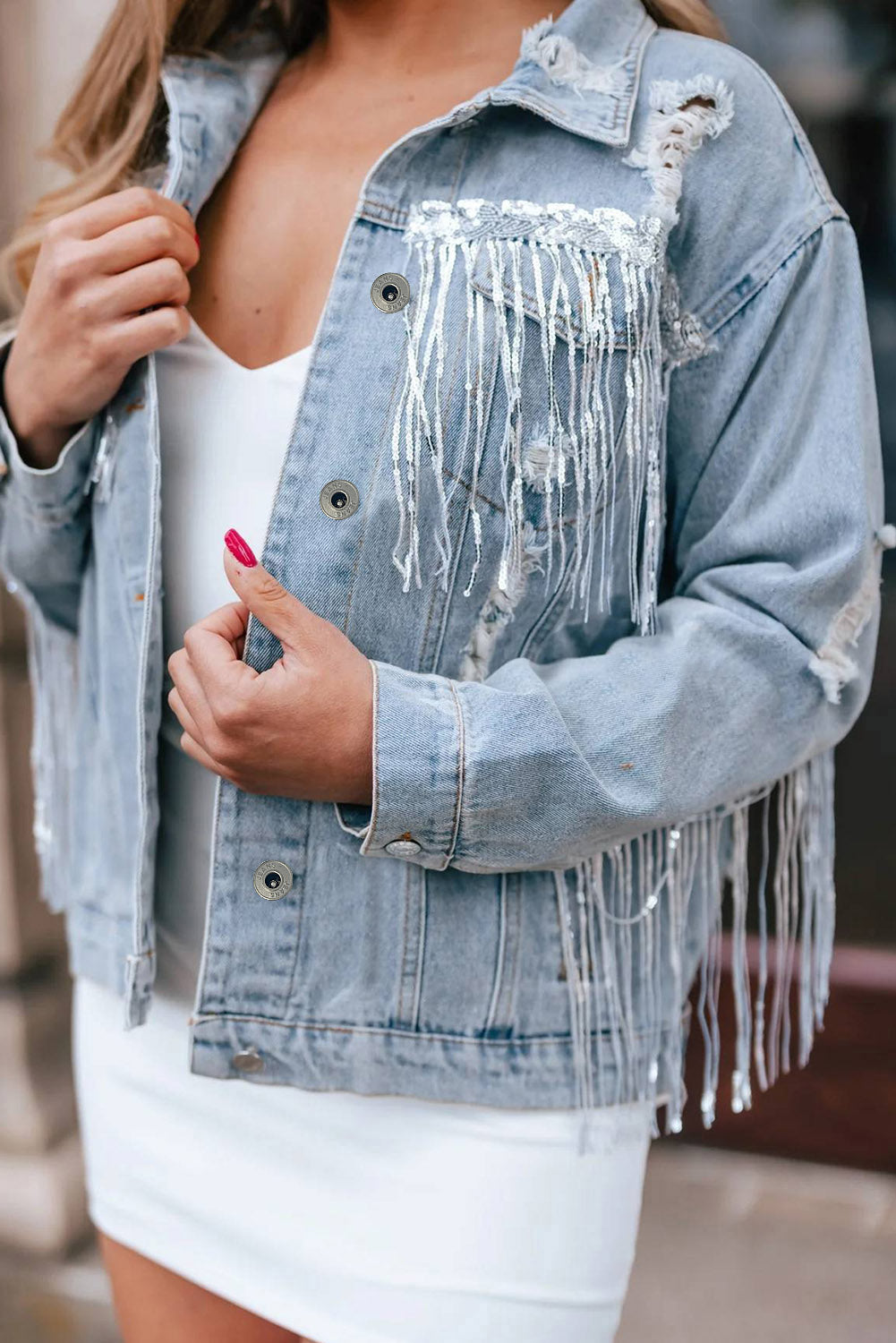 Chaqueta vaquera desgastada con flecos y adornos de lentejuelas de color azul cielo