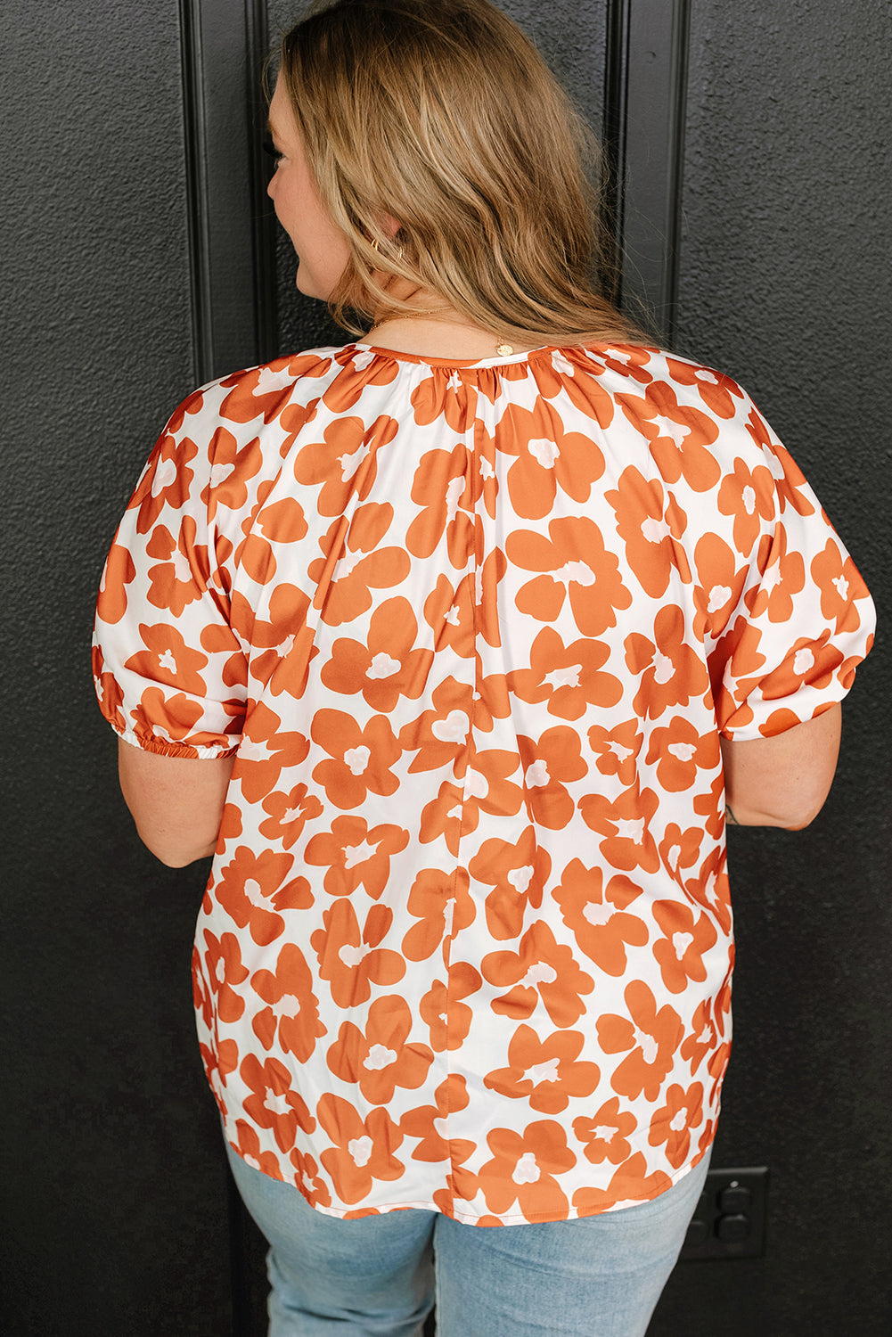 Blusa de manga corta con cuello en V, cordón y estampado floral en color naranja, talla grande