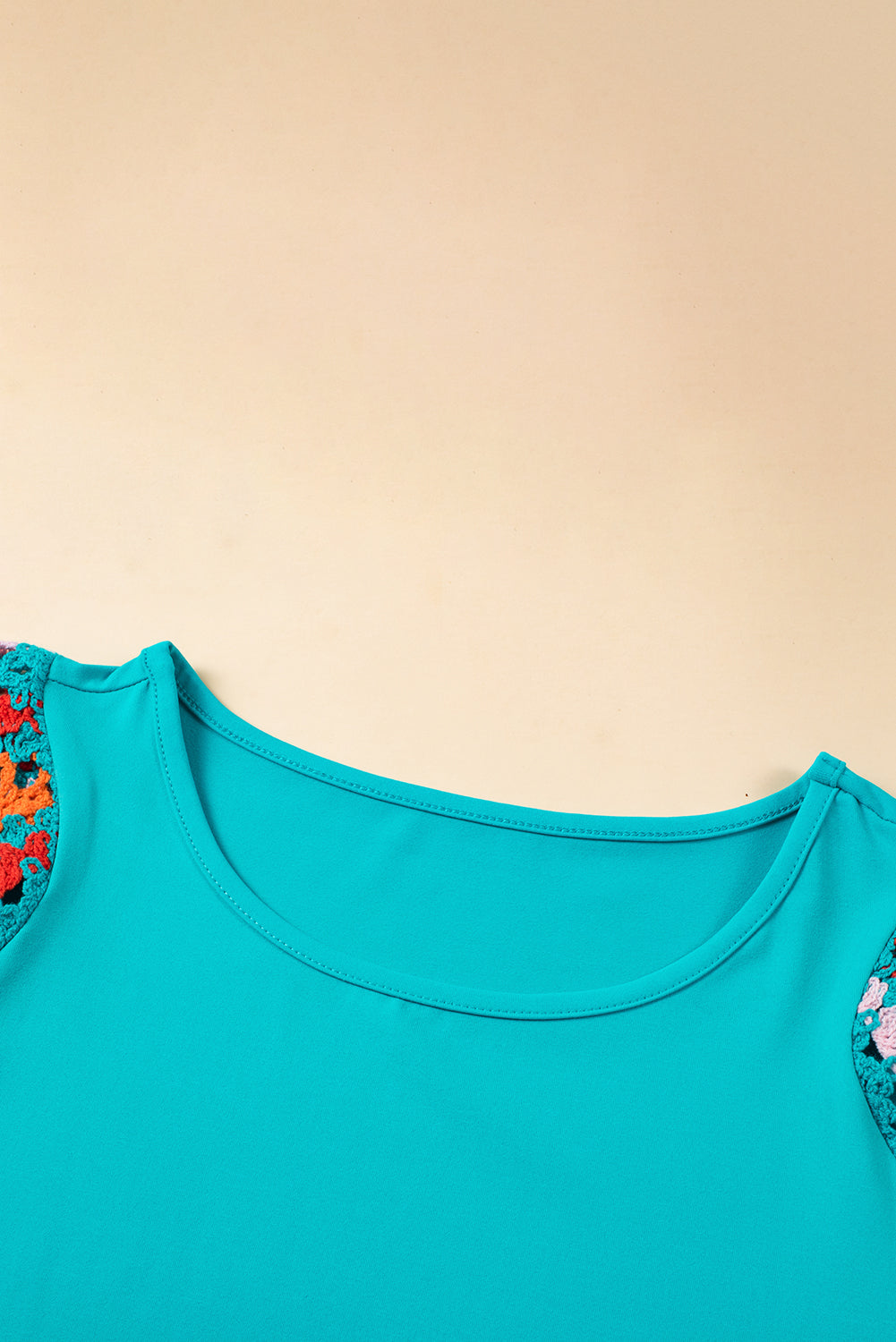 Camiseta con mangas de crochet y estampado floral ahuecado estilo boho turquesa