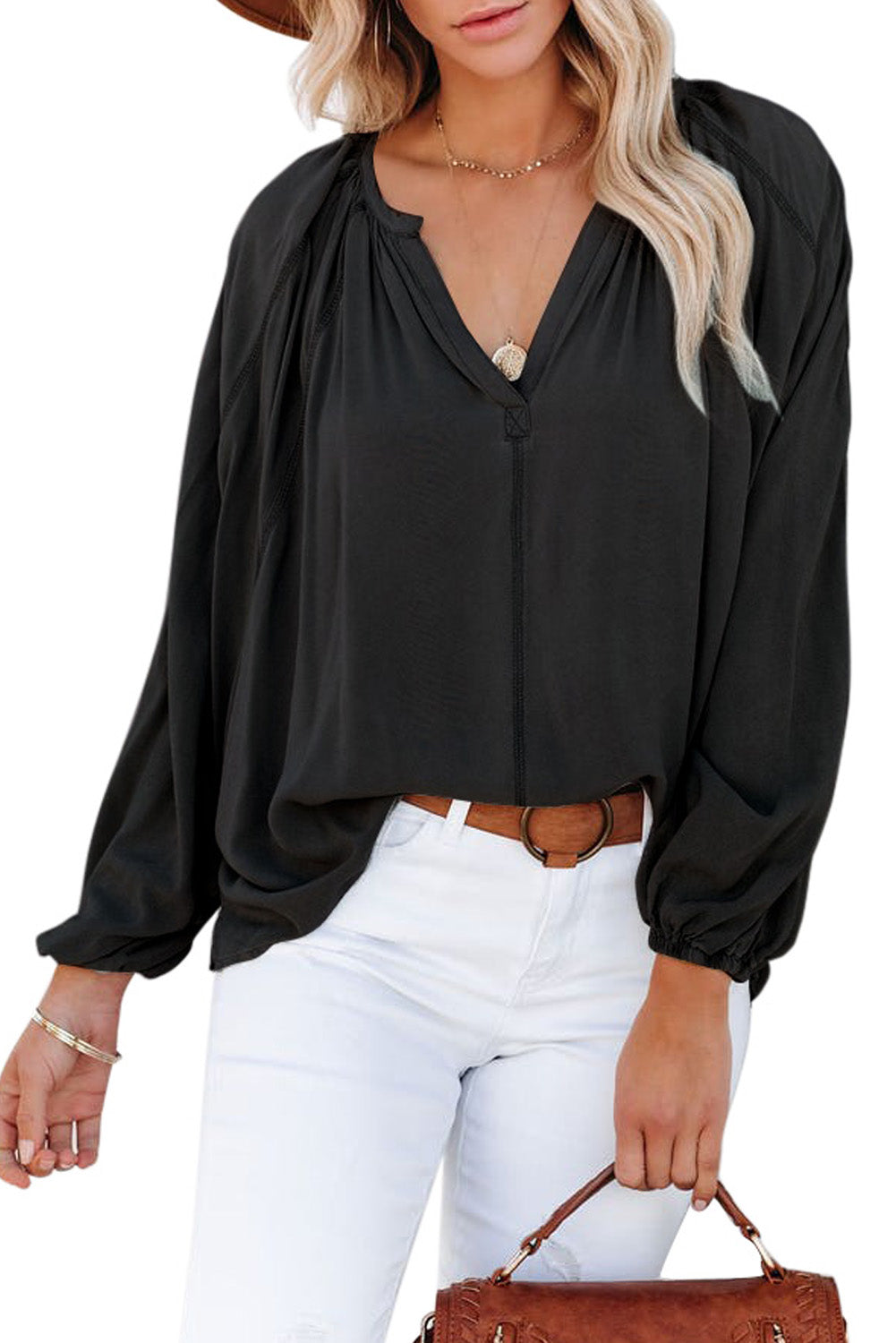 Blusa negra informal con escote en V y detalle plisado