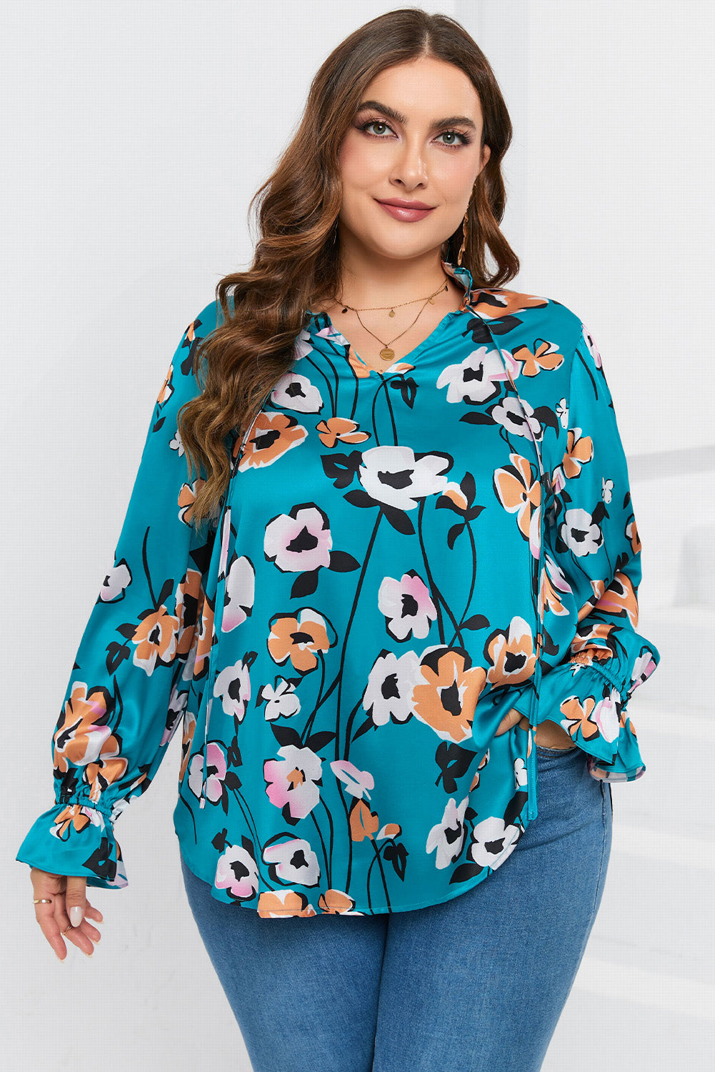 Blusa de talla grande con escote en V y estampado floral en azul cielo 