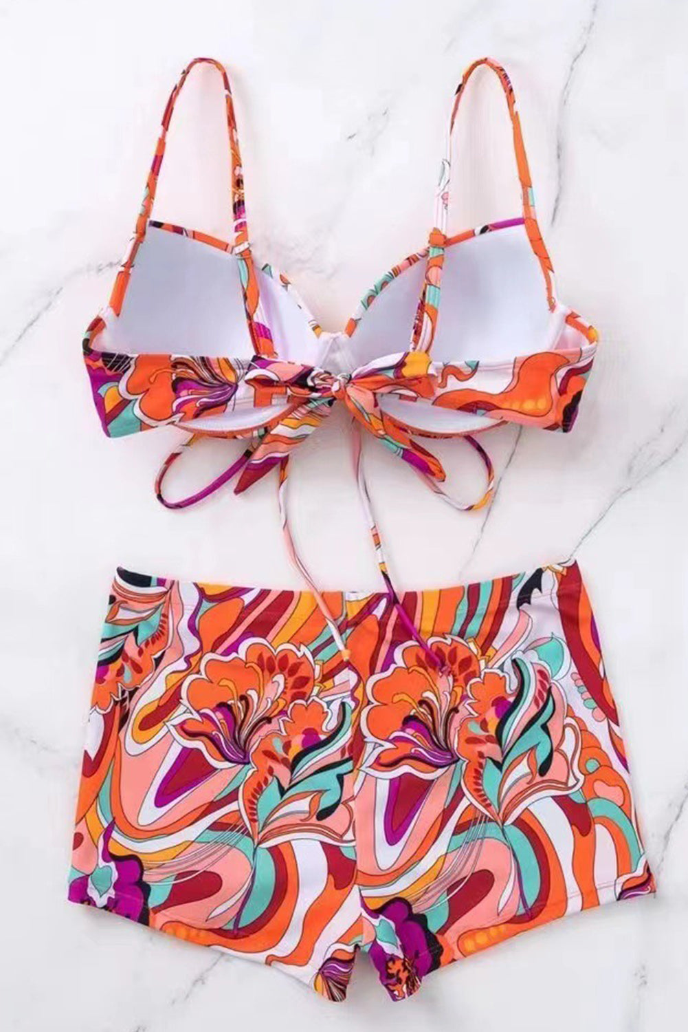 Conjunto de bikini con bralette y pantalones cortos con cordones y grafiti abstracto en color naranja