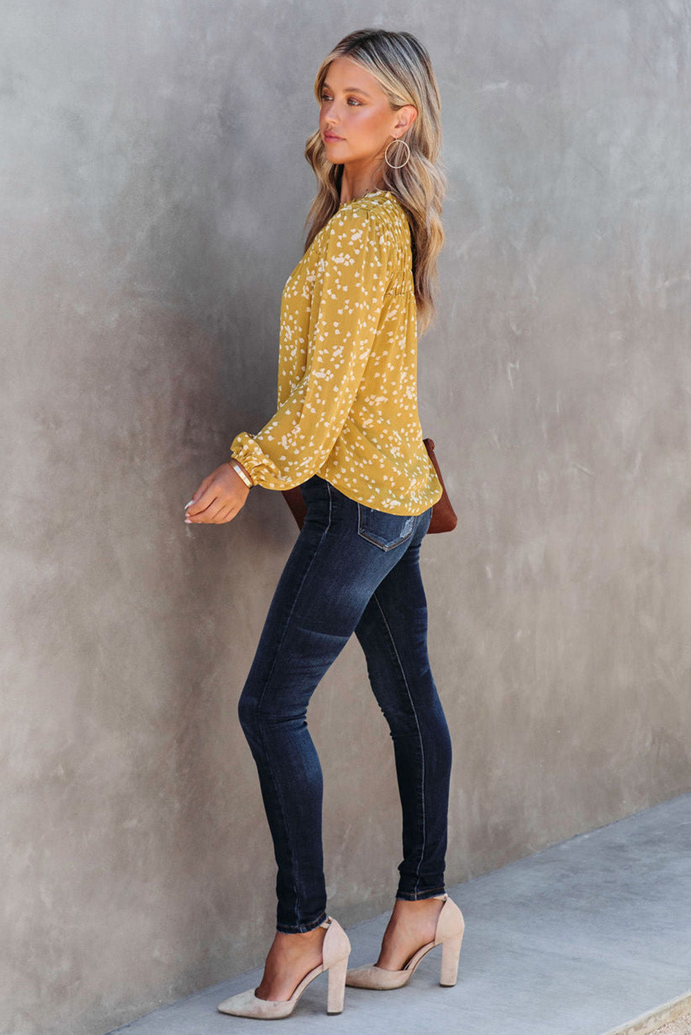 Blusa bohemia arrugada con escote en V dividido y volante amarillo