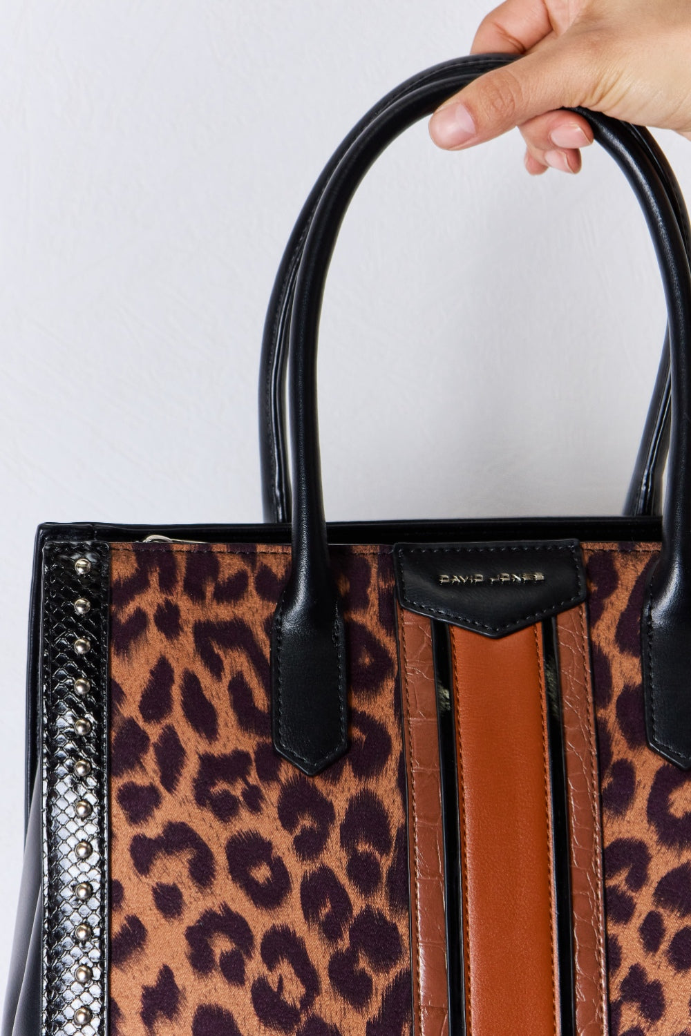 Bolso de mano con remaches en contraste y estampado de leopardo de David Jones