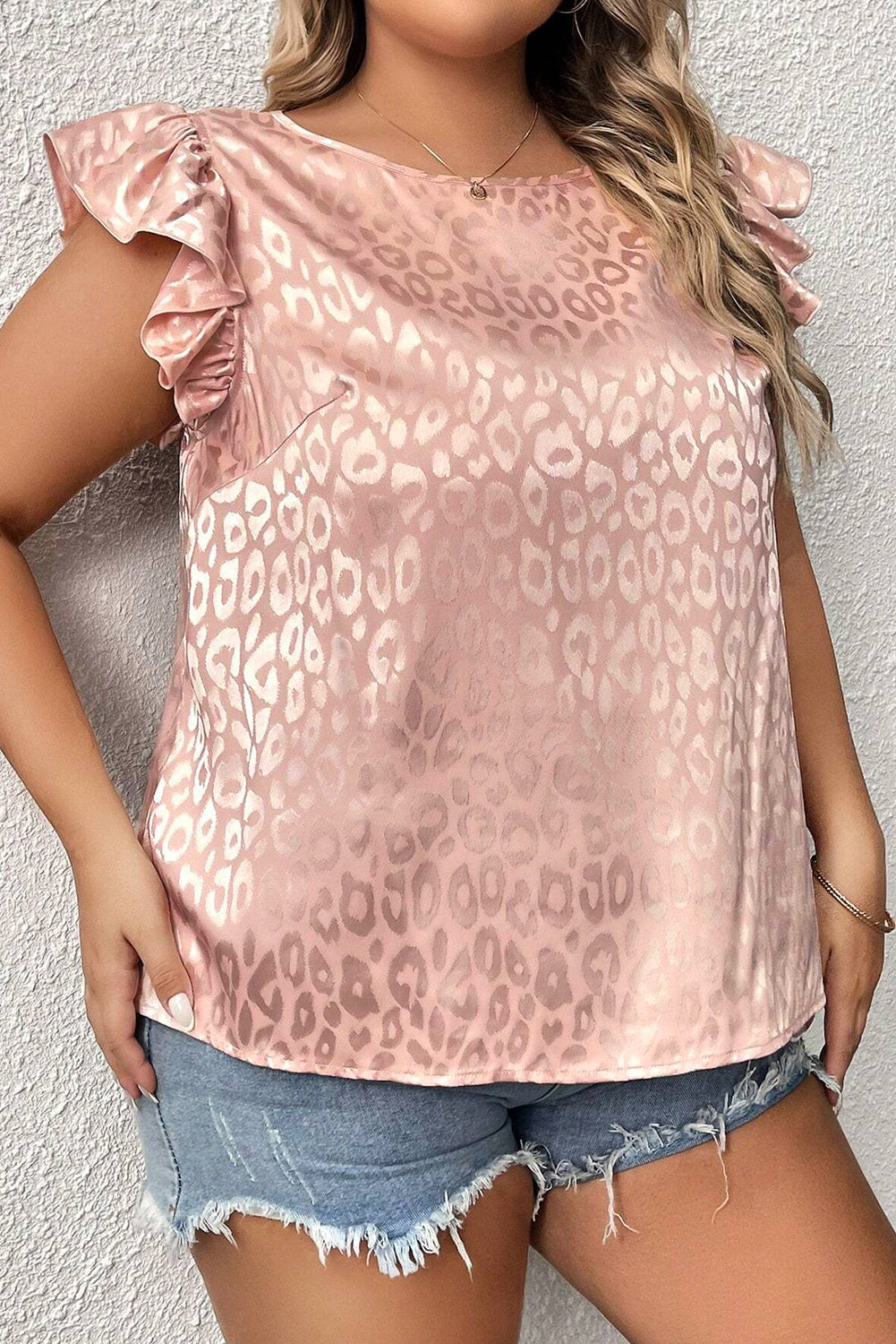 Blusa de satén con volantes y mangas onduladas con estampado de leopardo en talla grande en color rosa