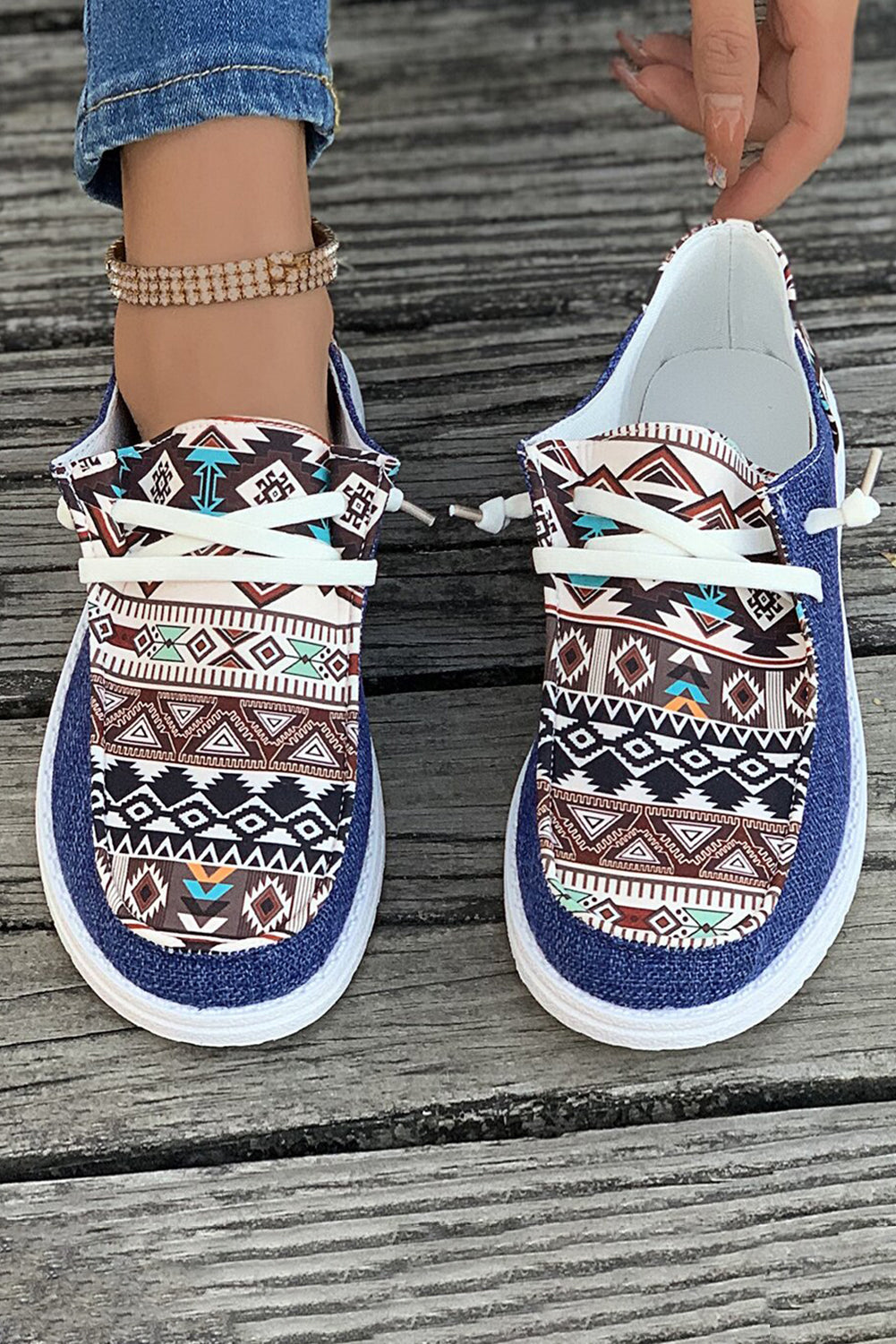 Zapatos de lona con cordones y diseño de patchwork azteca vintage en color azul Ashleigh