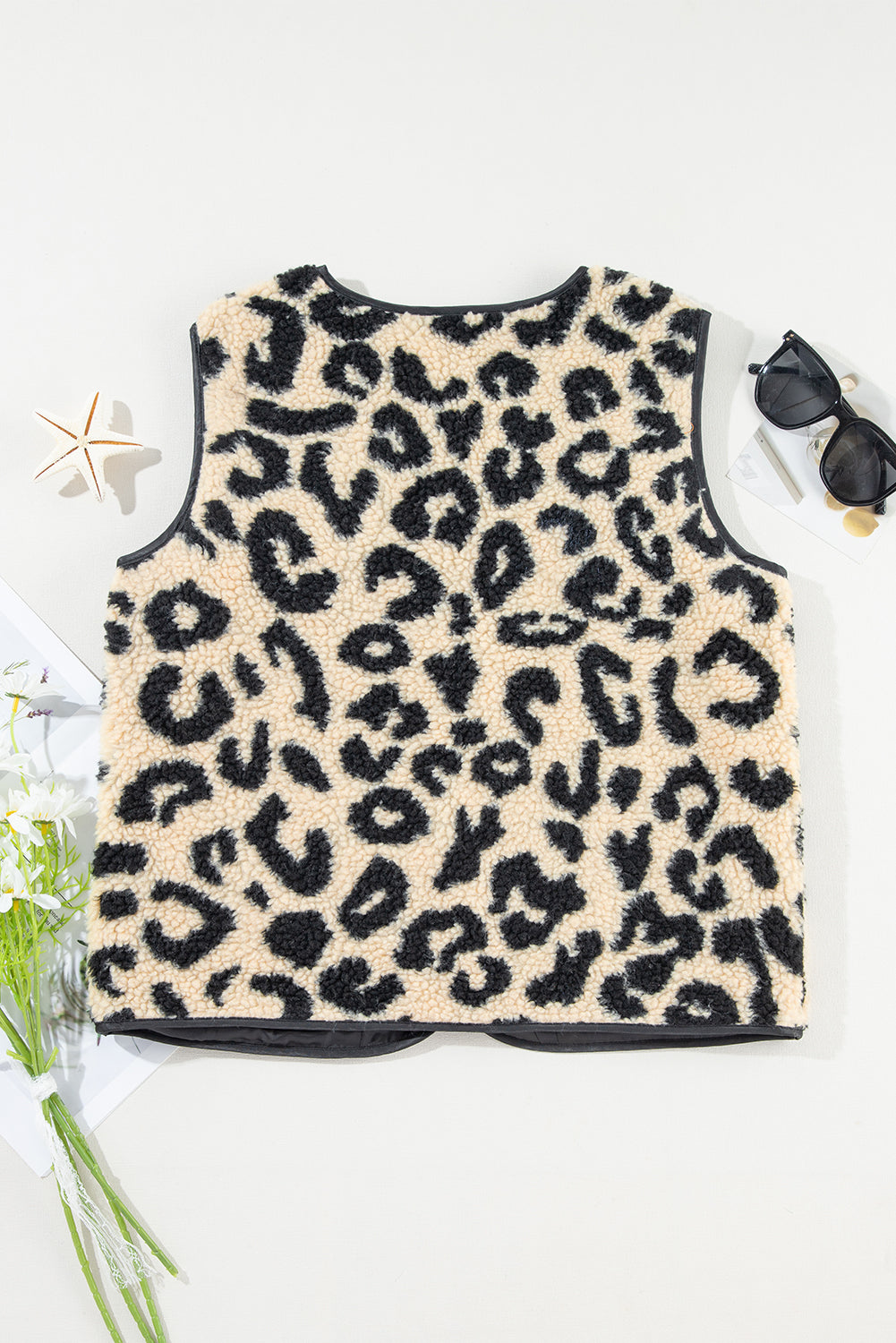 Chaleco con botones delanteros de sherpa y estampado de leopardo negro