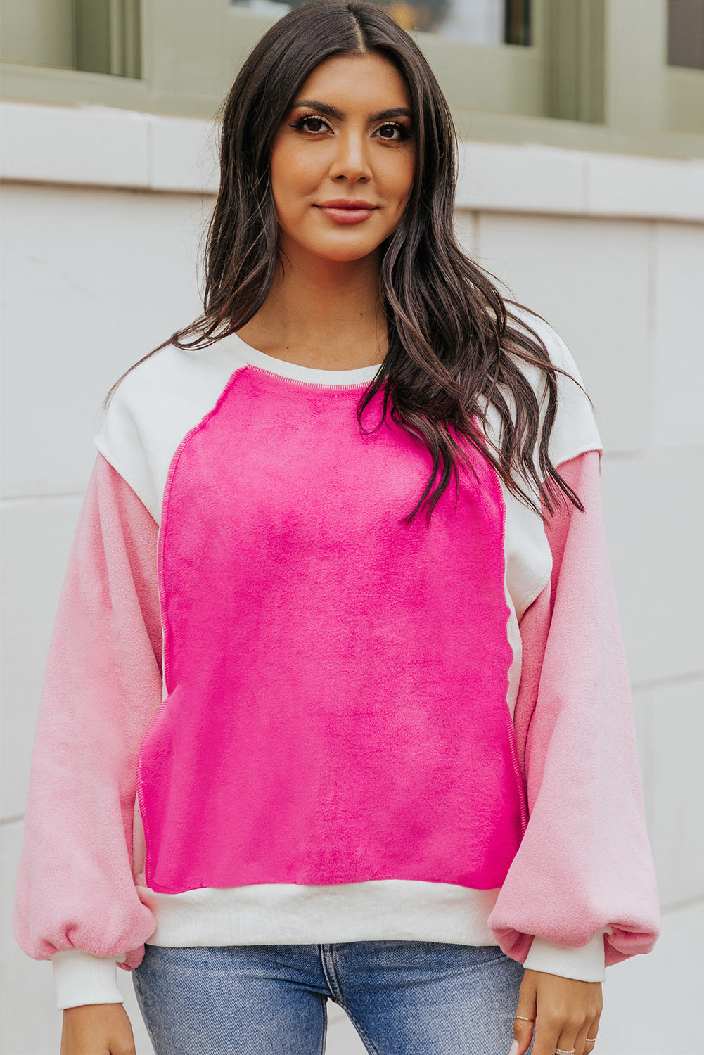 Sudadera informal con costuras y diseño en bloques de color rosados