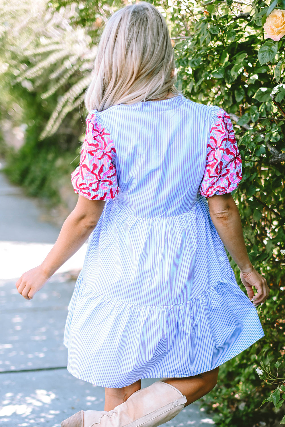 Vestido con volantes, mangas abullonadas y estampado floral de rayas en azul cielo