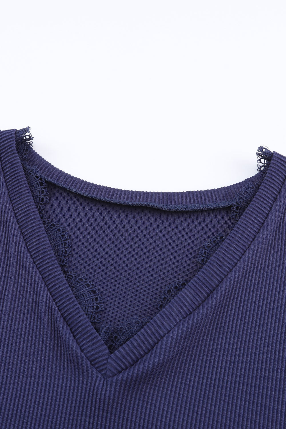 Blusa de manga larga con escote en V y ribete de encaje con textura acanalada en azul oscuro