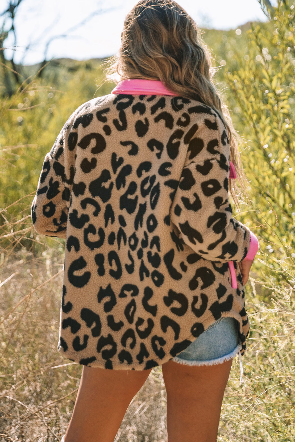 Chaqueta informal de piel con bolsillos y ribetes en contraste y estampado de guepardo