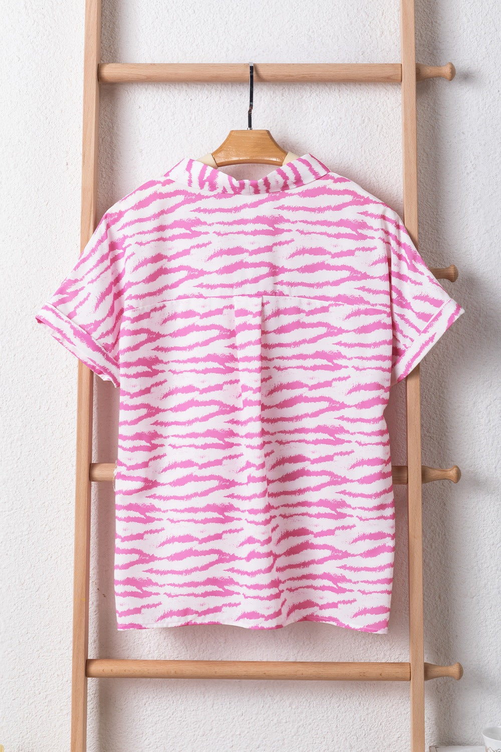 Camiseta de manga corta con cuello en V y estampado