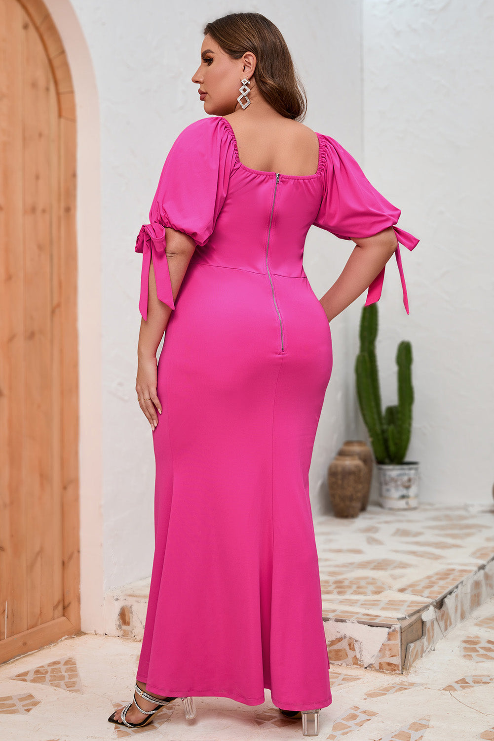 Vestido largo con abertura alta, mangas abullonadas y lazo en rosa en talla grande