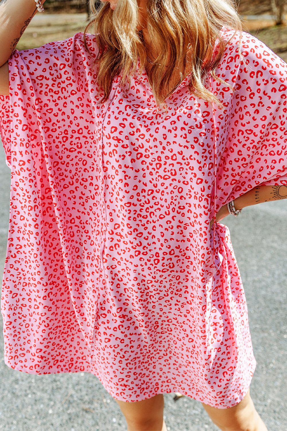 Vestido informal de manga corta con escote en forma de cerradura y estampado de leopardo de color caqui