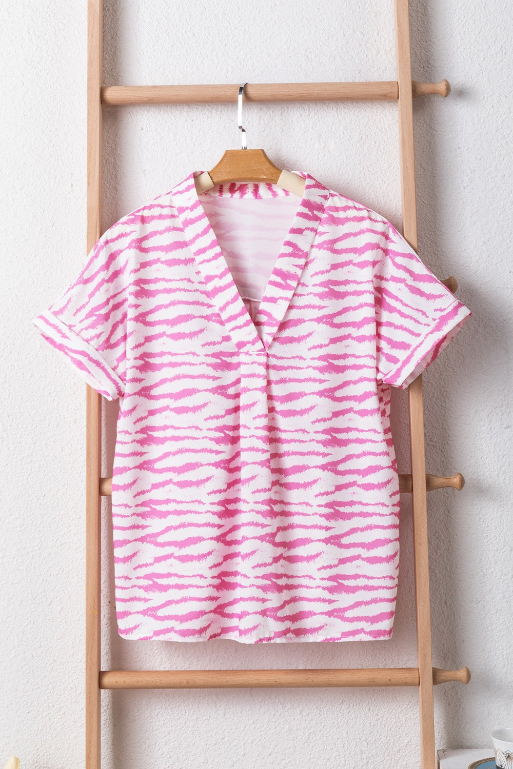 Camiseta de manga corta con cuello en V y estampado