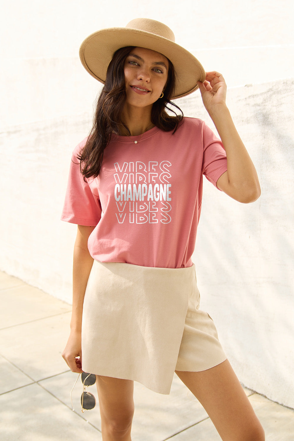 Camiseta de manga corta CHAMPAGNE VIBES de Simply Love en talla grande