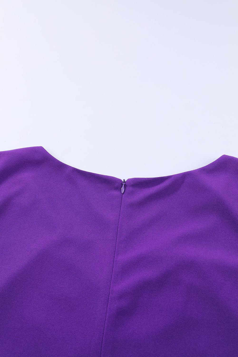 Vestido largo morado de talla grande, ajustado y plisado con escote en V 