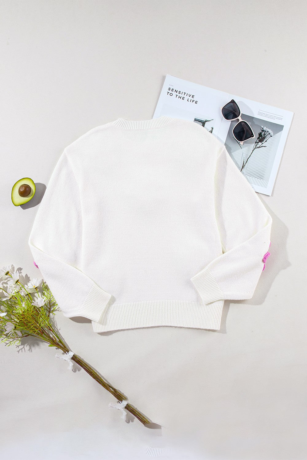 Suéter de manga larga con cuello redondo y flores de crochet