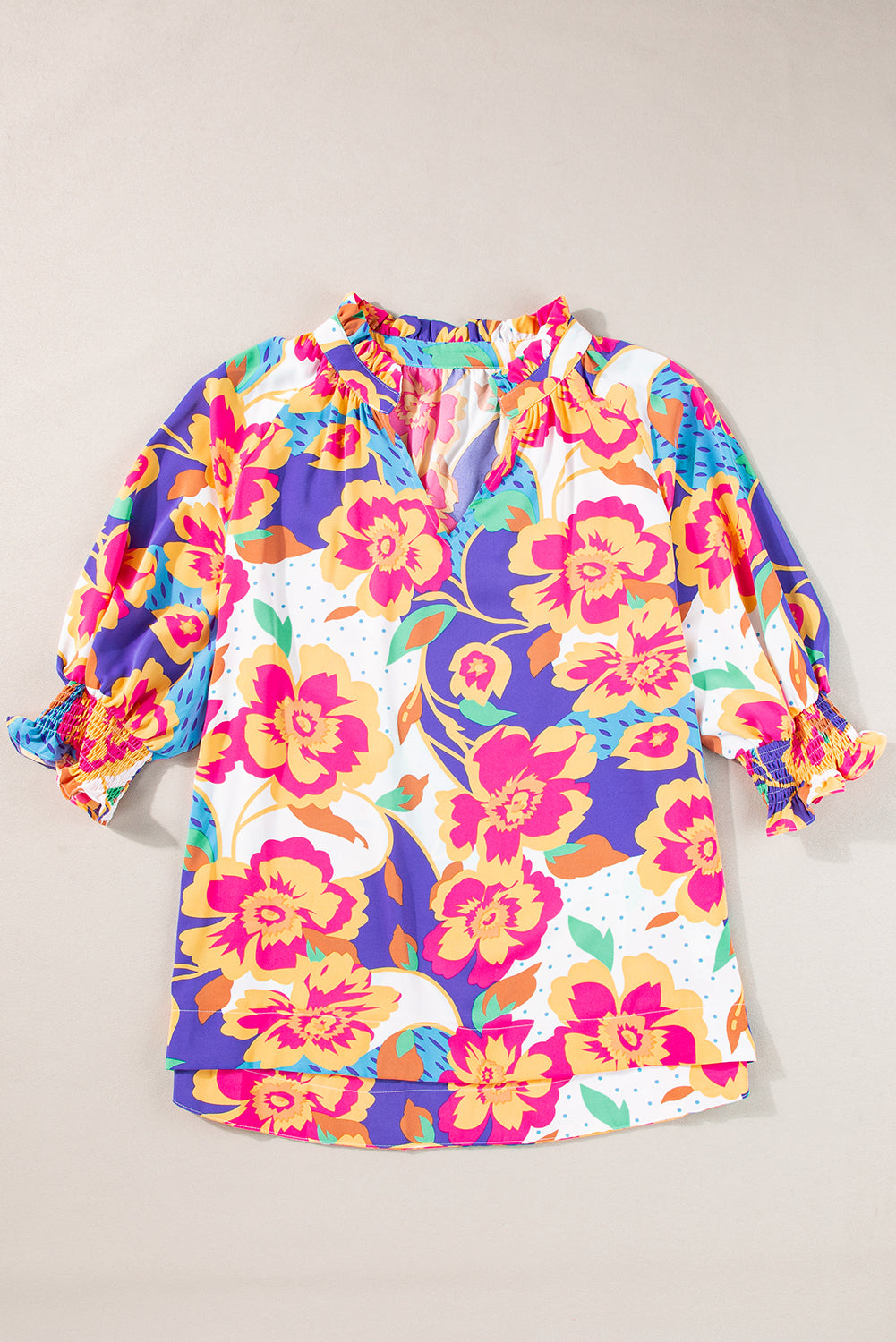 Blusa con cuello entallado y mangas abullonadas con estampado floral en color rojo rosa