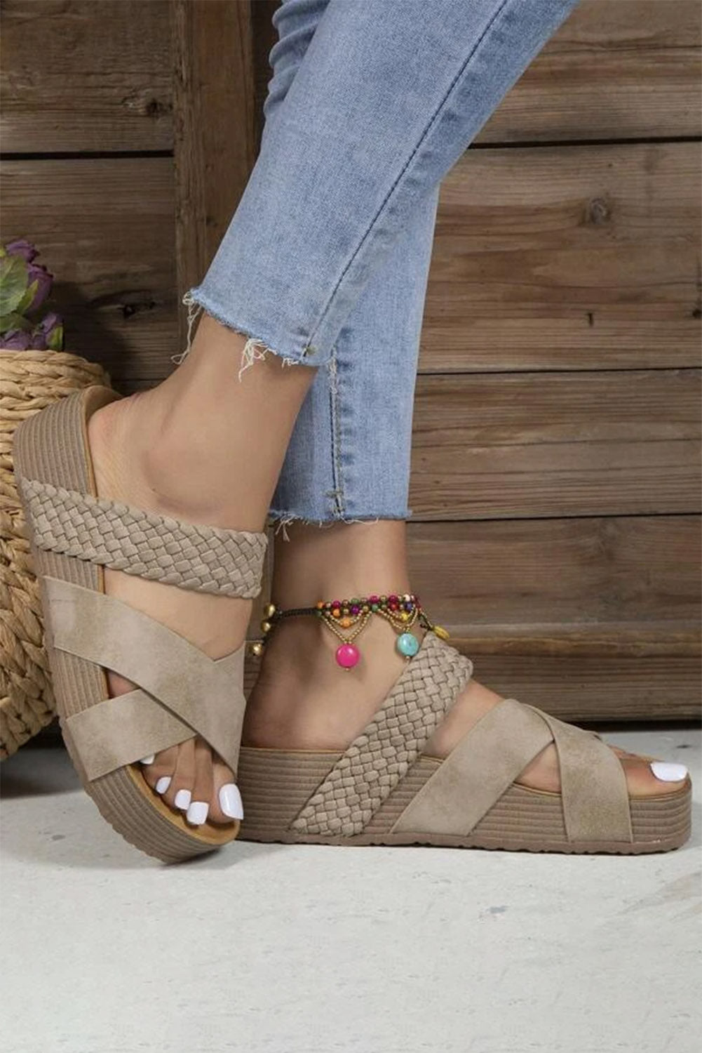 Sandalias de plataforma cruzadas con detalle trenzado en color beige