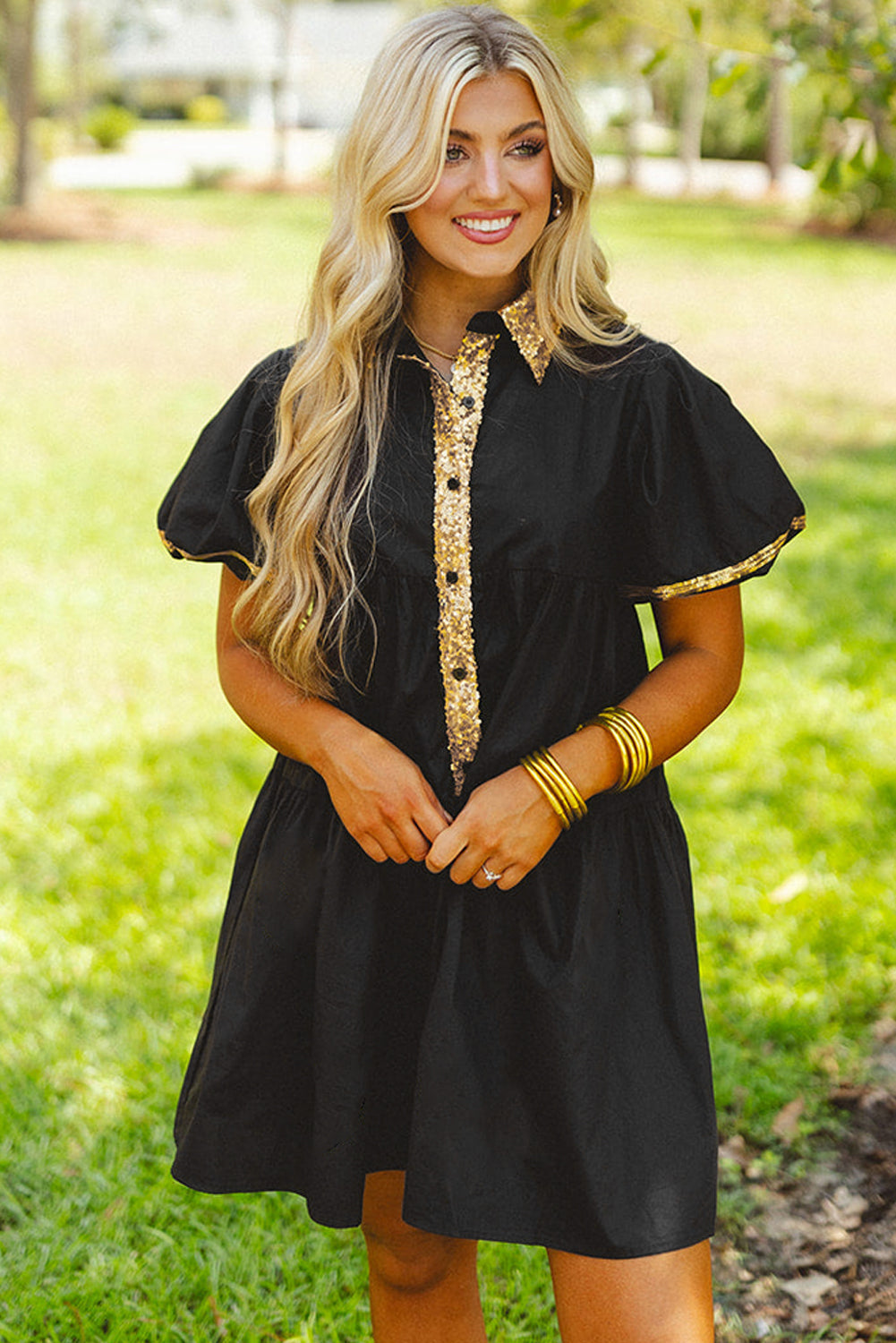 Vestido camisero para el día del juego con mangas abullonadas, color negro y ribete de lentejuelas doradas