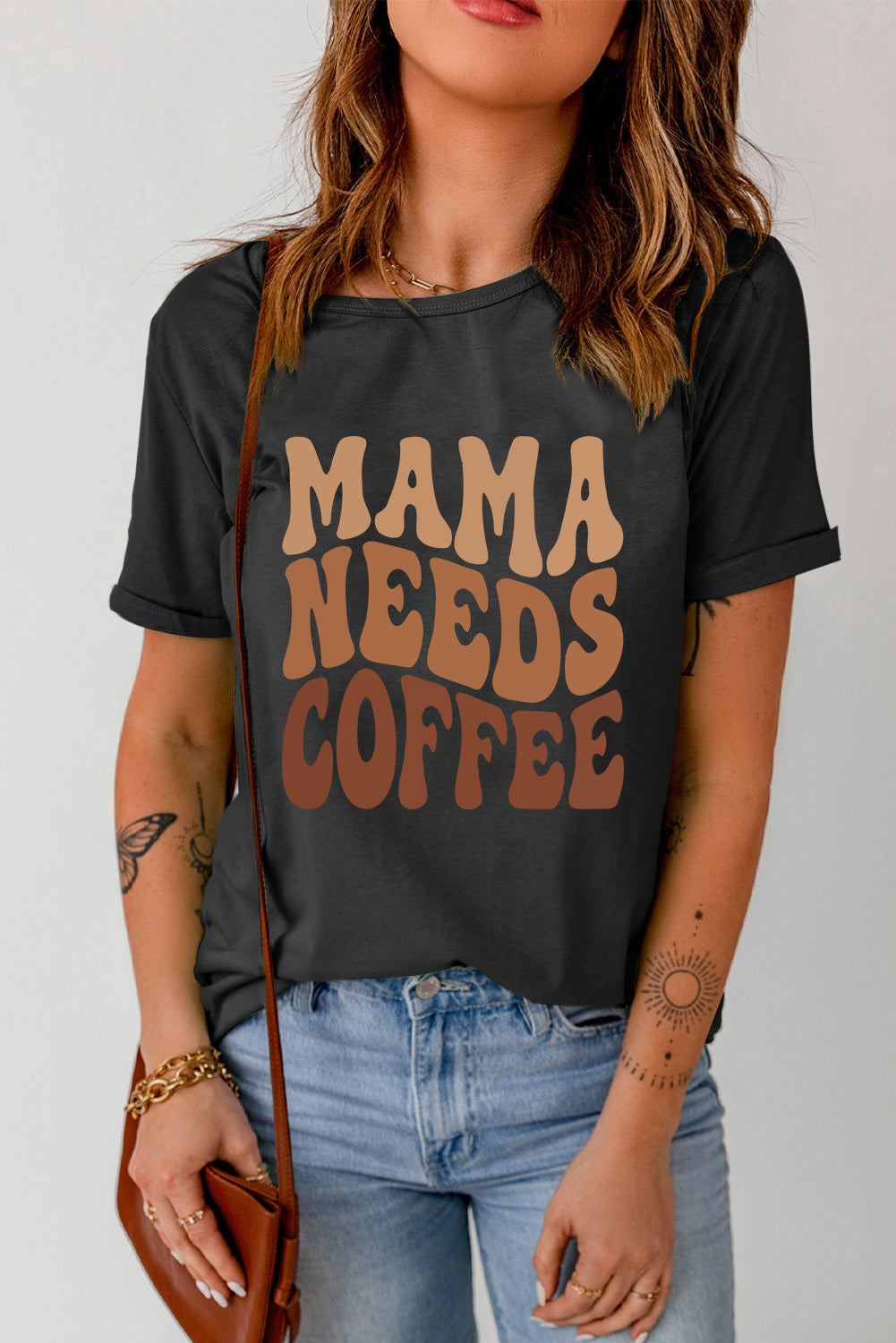 Camiseta gráfica negra MAMA NEEDS COFFEE