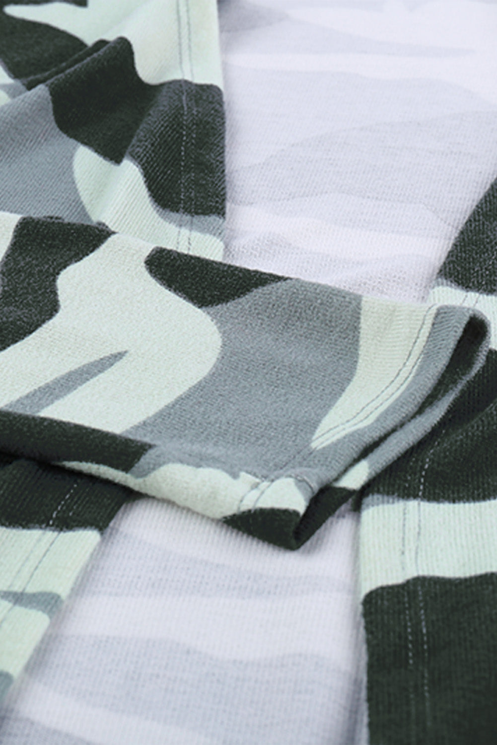 Cárdigan largo con estampado de camuflaje verde