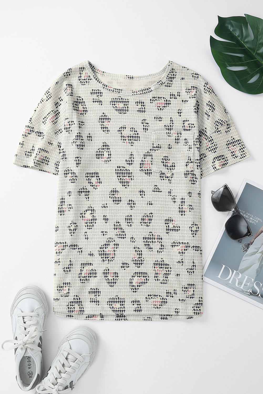 Camiseta de manga corta con hombros caídos y bolsillo de parche con textura de leopardo