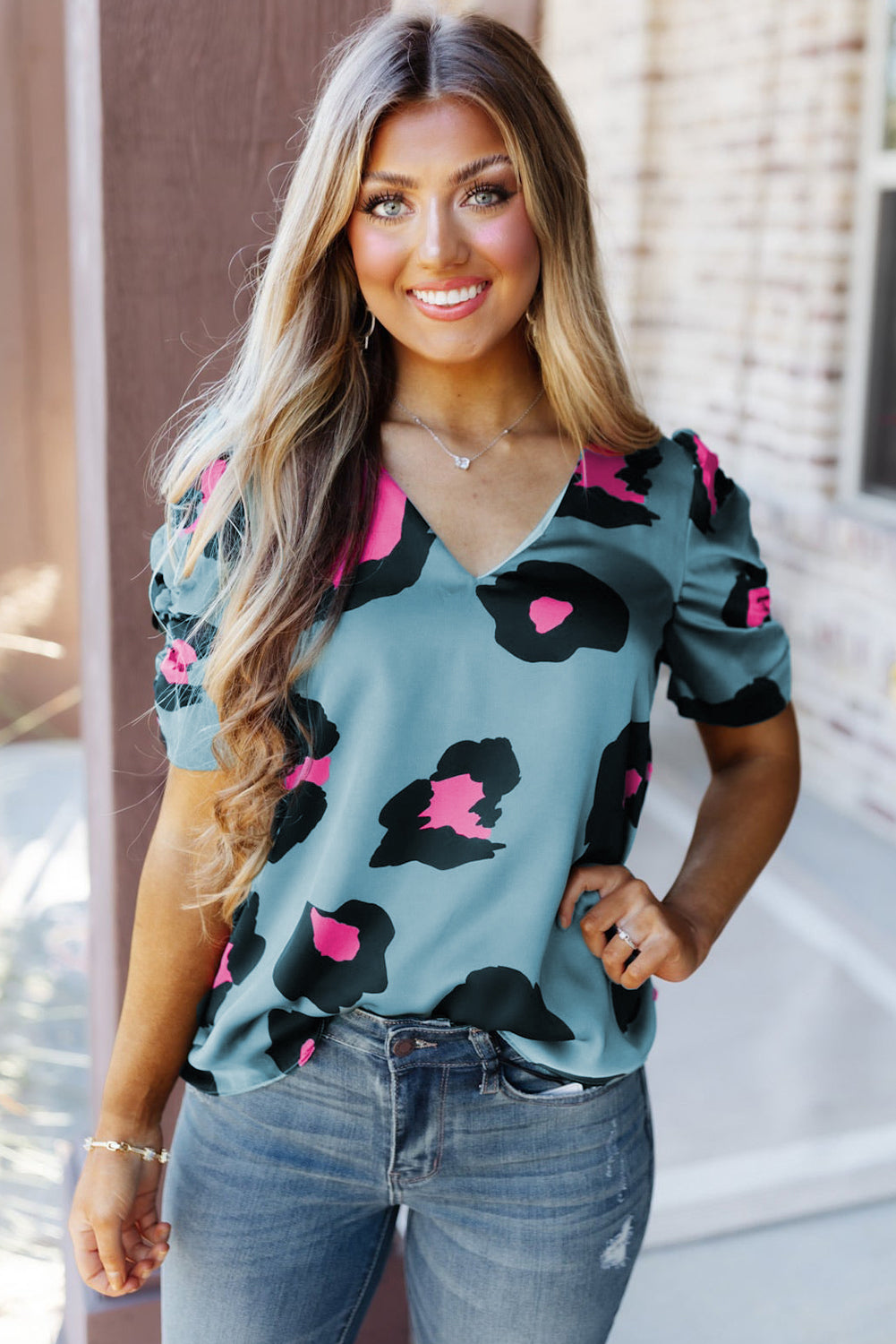 Blusa de manga corta con estampado de leopardo, fruncida, cuello en V y mangas cortas en azul