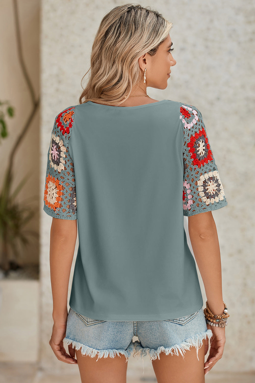 Camiseta con mangas de crochet y estampado floral ahuecado estilo boho turquesa